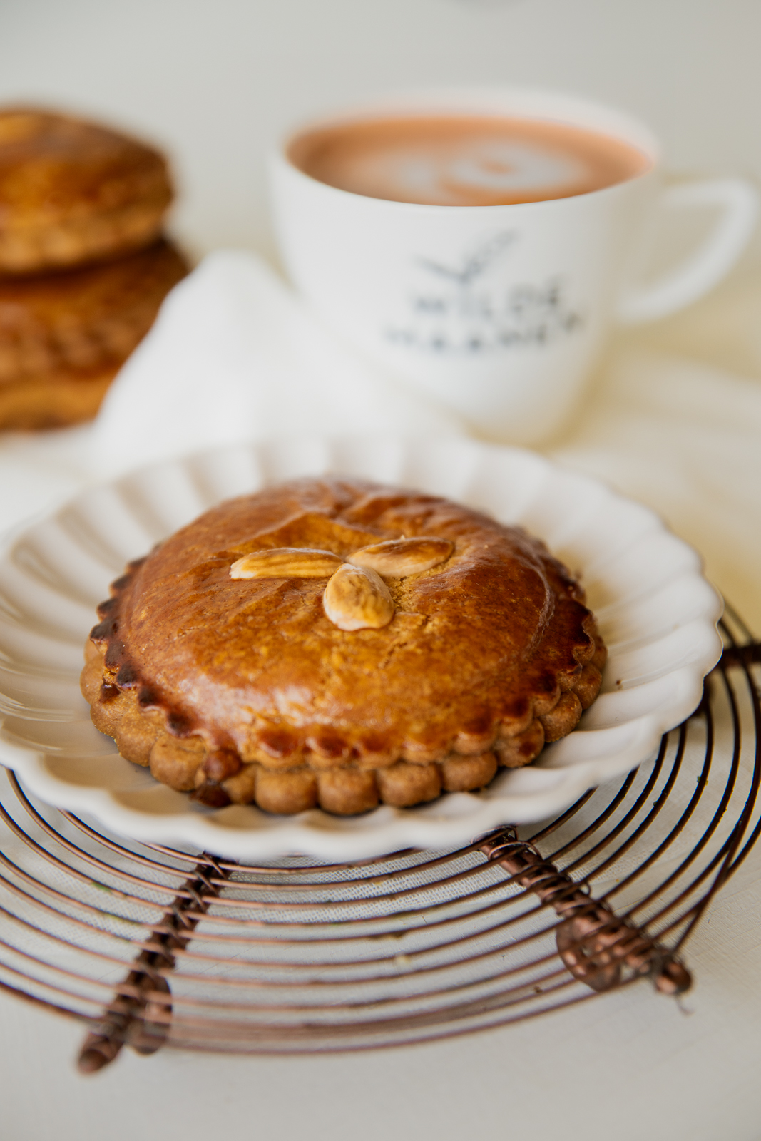 Jan's mini gevulde koek op een schaaltje
