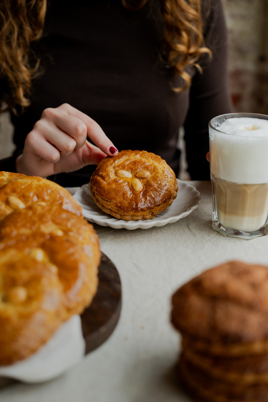 Jan's gevulde koek bij een latte macchiato